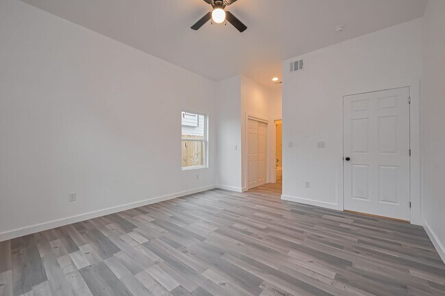 Building Photo - AFFORDABLE 4BD/2.5BA SINGLE HOUSE!