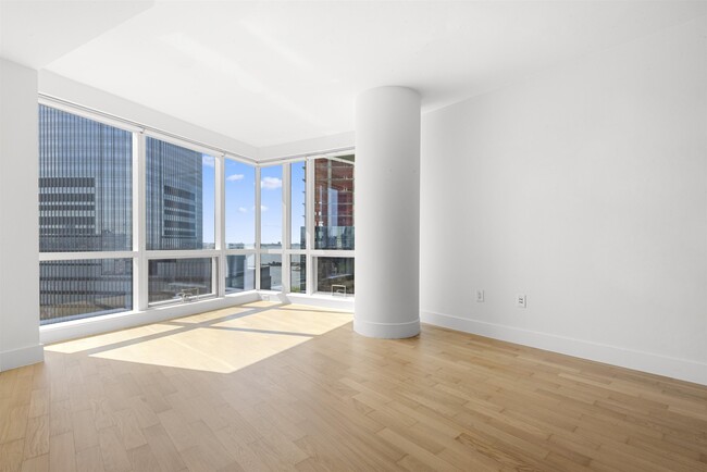 Building Photo - 77 Hudson St