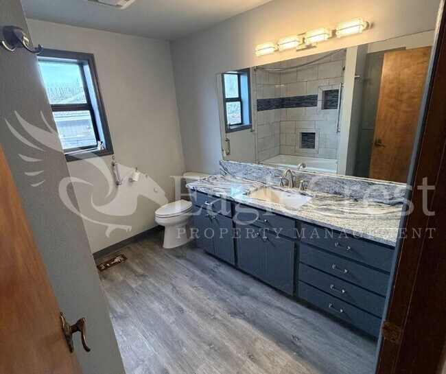 Building Photo - Thoughtfully Designed 3 Bedroom 2 bathroom Home with Open Kitchen and Private Deck