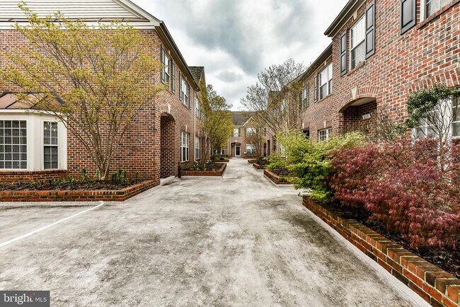 Building Photo - 6109 Madison Crest Ct