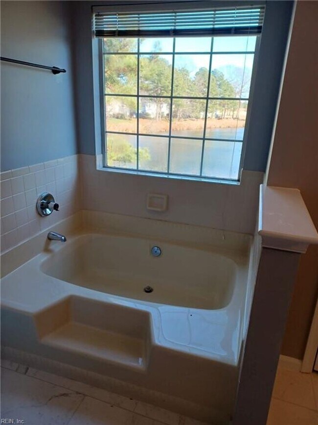 Building Photo - 1332 Lake Dr