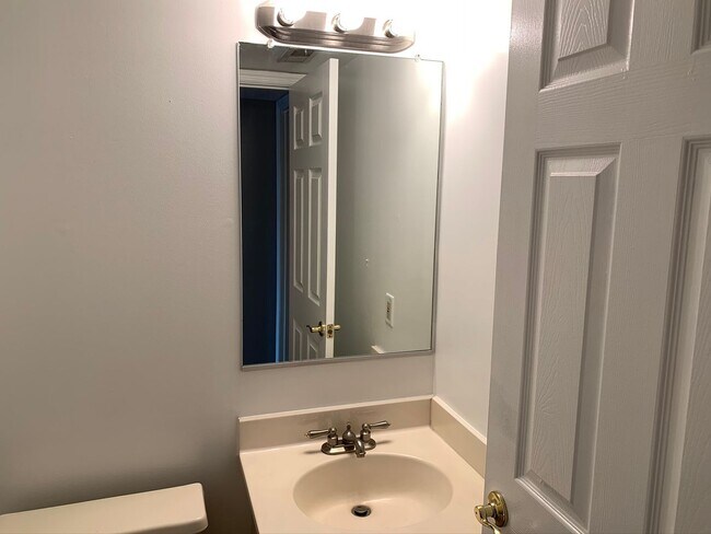 Building Photo - Gorgeous 3 BR/2 Full BA & 2 Half BA Waterf...