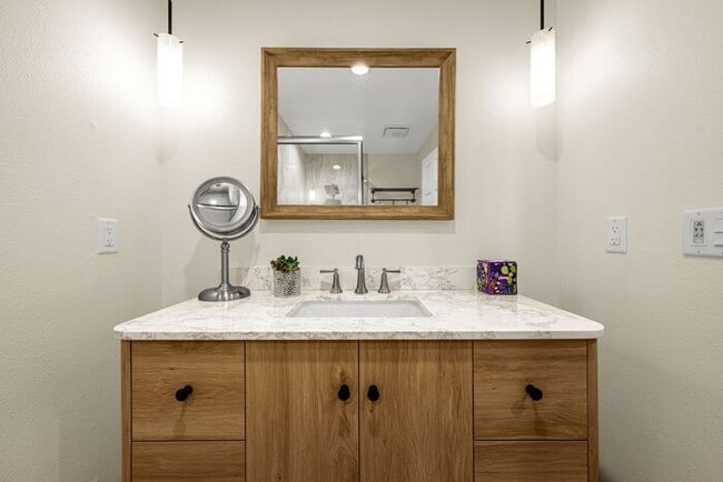 Building Photo - Fully Furnished Executive Townhome in Kiss...