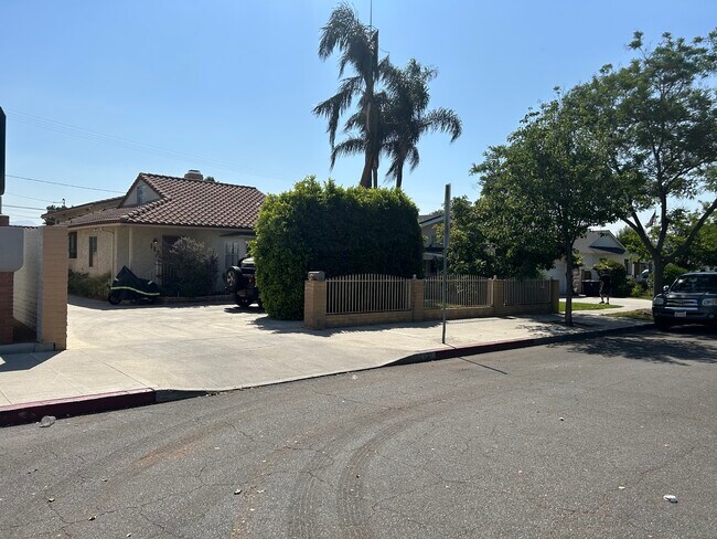 Building Photo - 118 S Orchard Dr