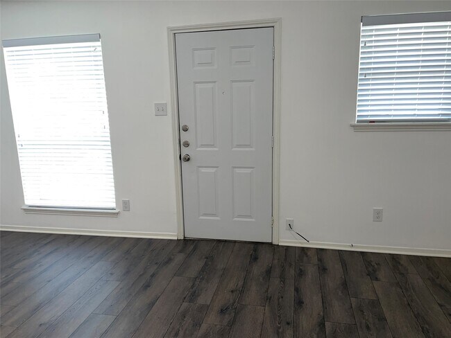 Building Photo - 1110 W Tri Oaks Ln