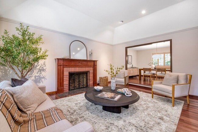 Building Photo - 8 Racquet Ct