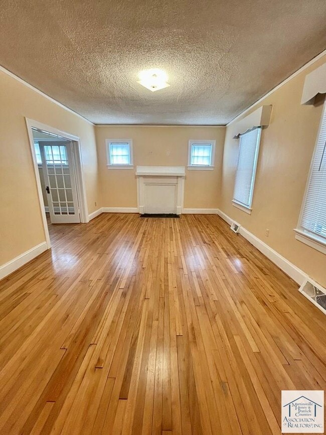 Building Photo - 2708 Riverside Dr