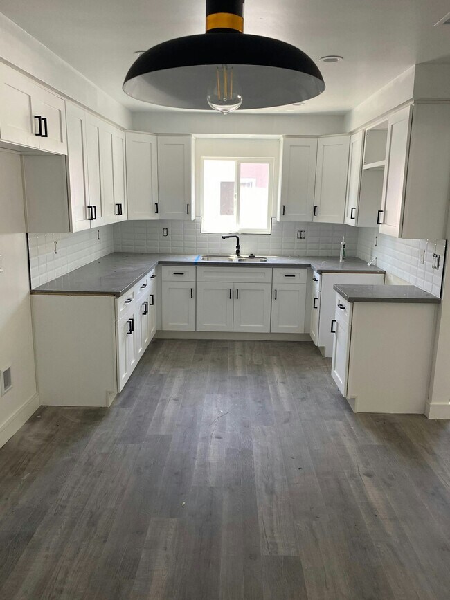 Building Photo - 150 N Roberto Ave