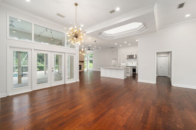 Building Photo - Beautiful Hom in India Station