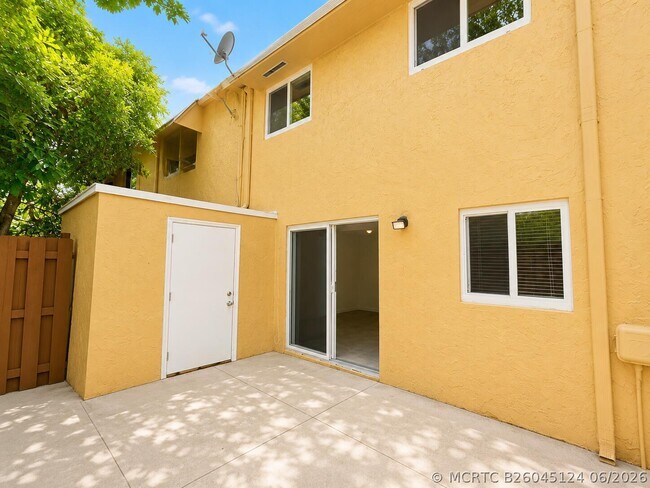 Building Photo - 5728-5728 Blueberry Ct