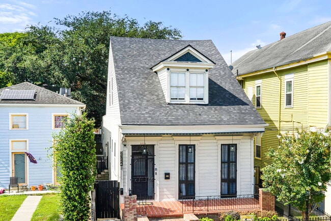 Building Photo - 2324 Ursulines Ave