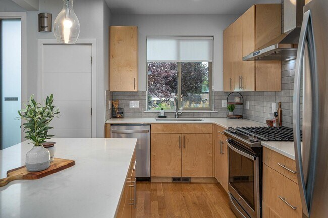 Building Photo - Modern Elegance! Eastmoreland Stunner! Pre...