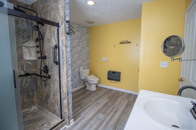 Building Photo - Beautiful 3BR/2.5BA Home with Fenced Yard, Granite Kitchen & Neighborhood Pool