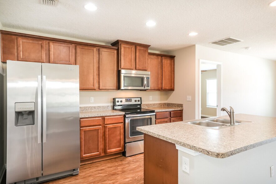 Building Photo - 3800 Falcon Crest Dr