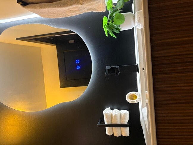 Building Photo - 1 E Scott St