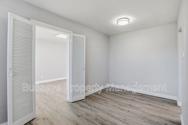 Building Photo - 1102 N 28th Pl