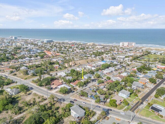 Building Photo - Renovated Spanish-Style 2/1 Beach Bungalow Just Steps to the Ocean!