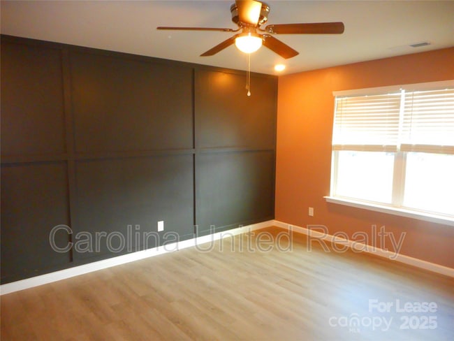 Building Photo - 3058 Eastcott Ave