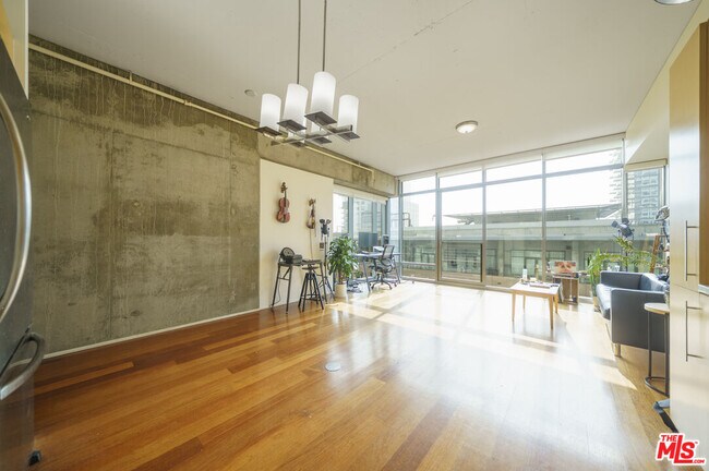 Building Photo - 1100 S Hope St