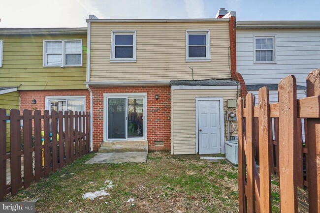 Building Photo - Charming 3-Bedroom Townhome in the Heart o...