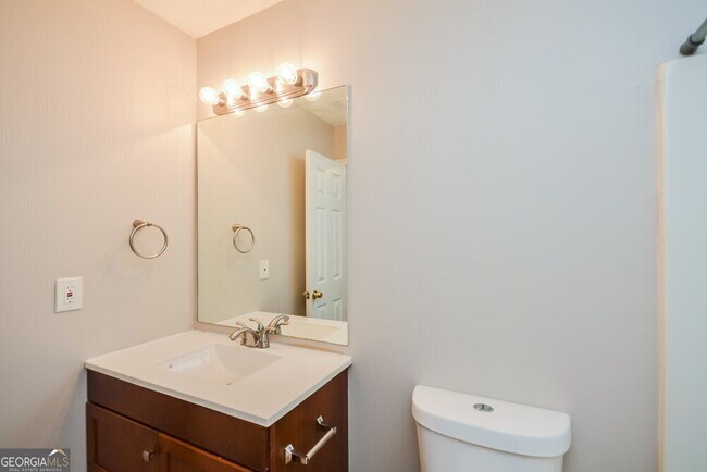 Building Photo - 135 Lakeside Cir