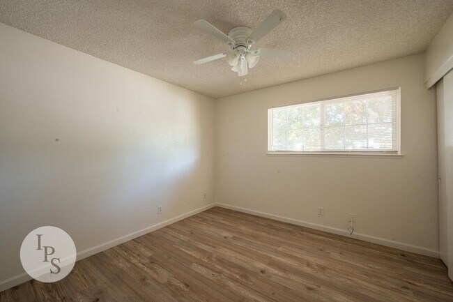 Building Photo - Kerman Westside Large 3 Bedroom Home, Bran...