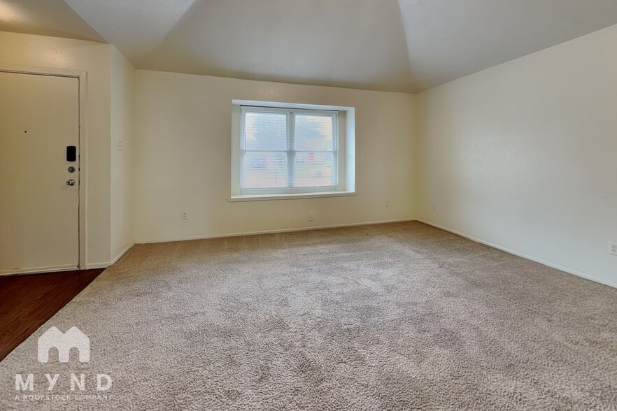 Building Photo - 10002 Green Valley Ln