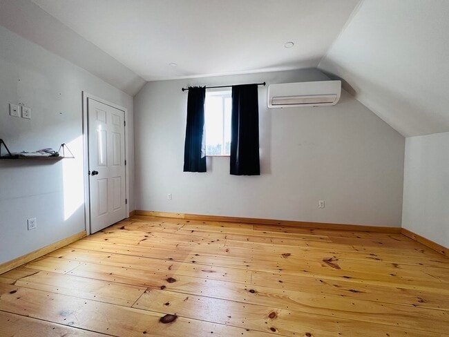 Building Photo - 88 Miller St