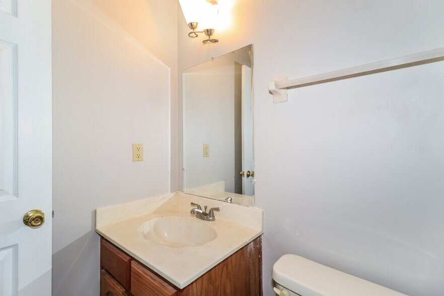 Building Photo - 8692 Overcup Oaks Dr