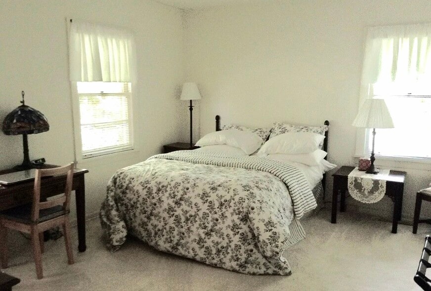 Bedroom - 525 S College St
