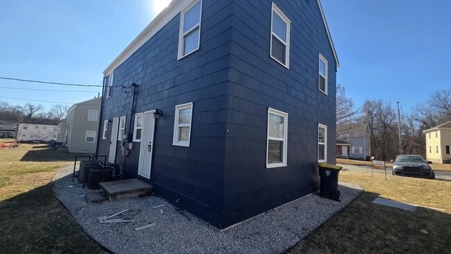 Building Photo - Section 8 Welcome 2 bed 1 bath duplex