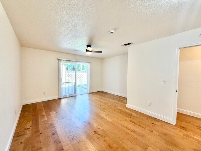 Building Photo - Beautifully updated 3 bedroom 2 bathroom duplex in Carmichael!