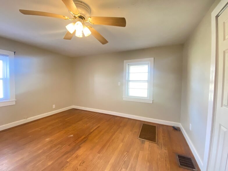Main level bedroom - 7440 Mount Herman Rd