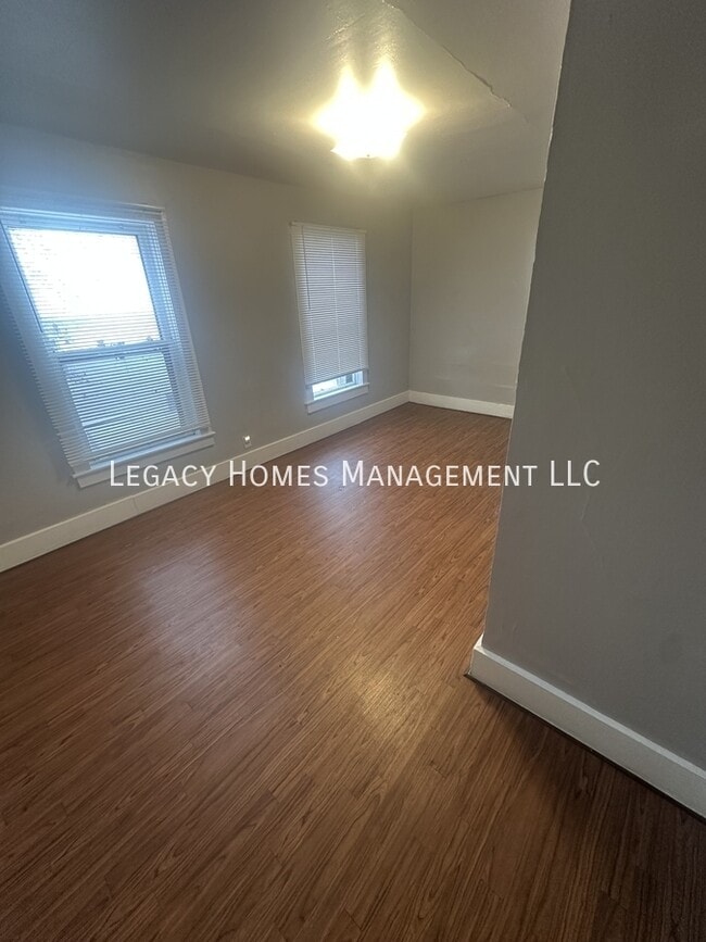 Building Photo - 620-622 W 6th St-620