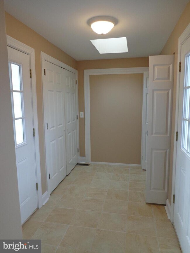 Building Photo - 5590 Old Farm Ln