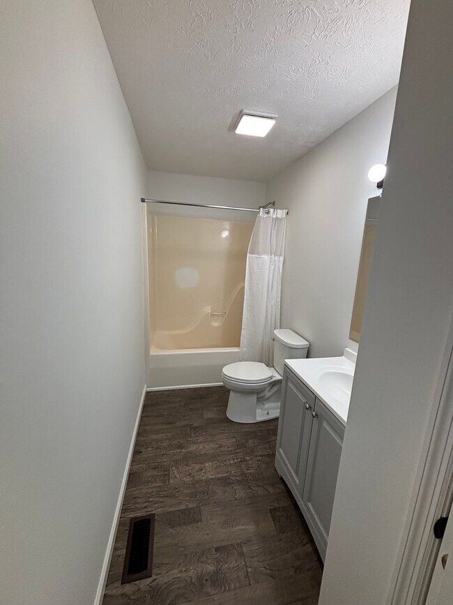 Building Photo - Freshly Renovated Cottage!