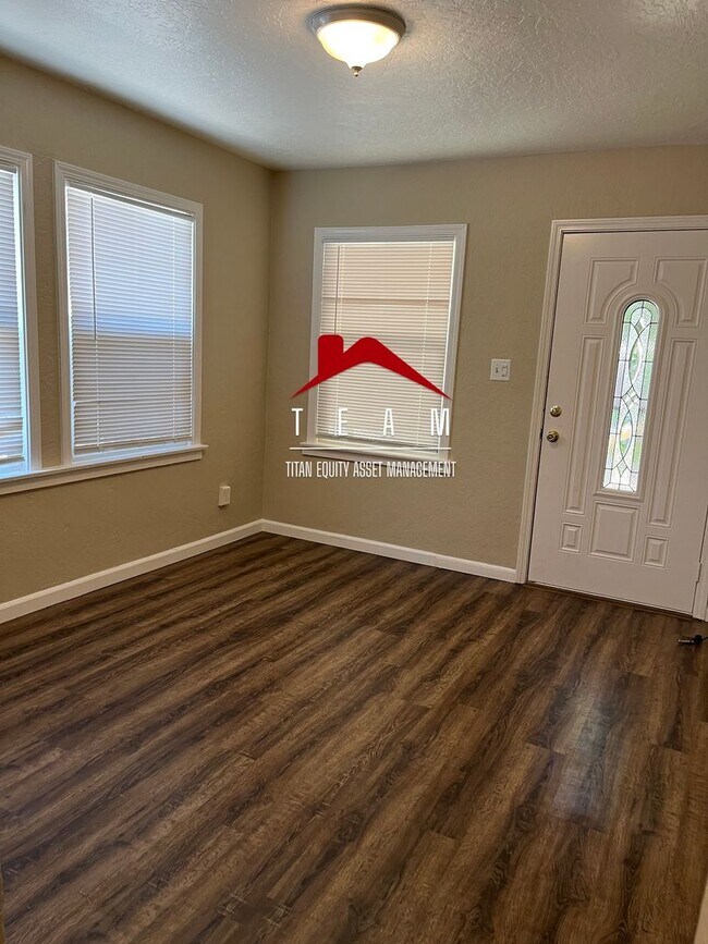 Building Photo - Charming first floor unit on the alley