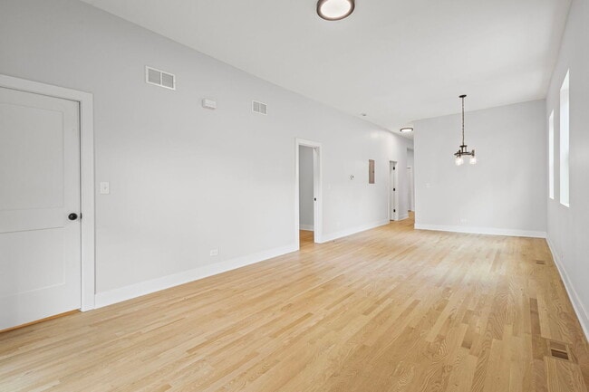 Building Photo - 6445 S Rhodes Ave