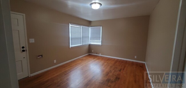 Building Photo - 2 Bedroom Santa Maria home available!