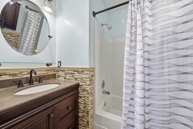 Building Photo - 824 W Ocean View Ave