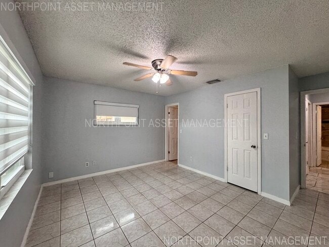 Building Photo - 2 Spacious Bedrooms and 2 Modern Bathrooms...