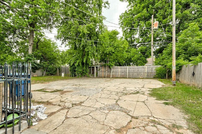 Building Photo - 817 East Dr