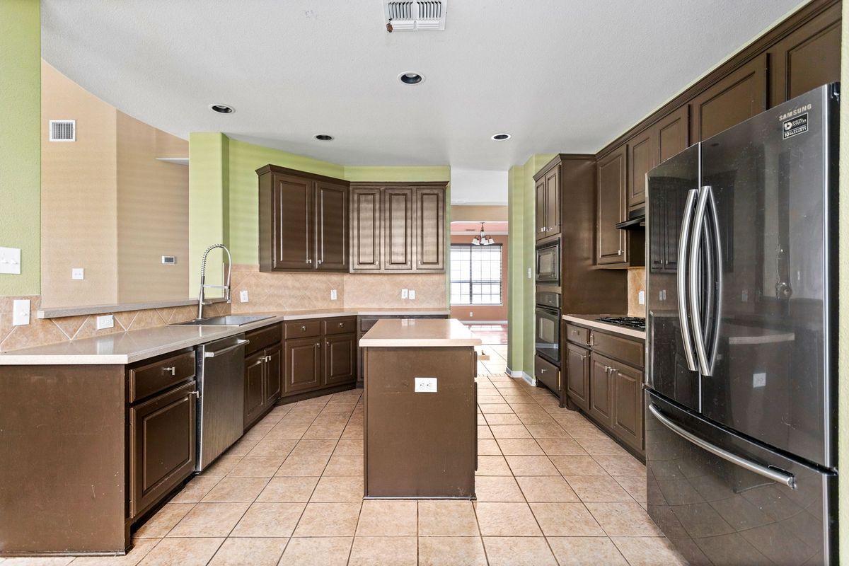 Building Photo - 3415 Highline Tr