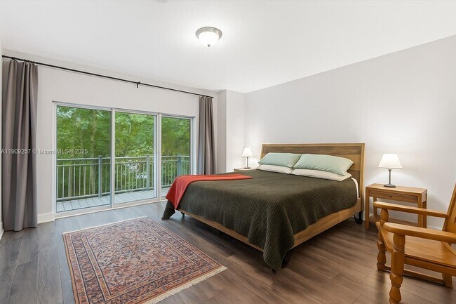 Building Photo - 2730 SW 26th St