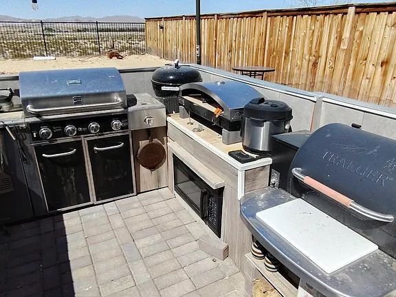 Building Photo - "Spacious 4-Bed Oasis with Fireplace in Twentynine Palms – Perfect for Cozy Living!"