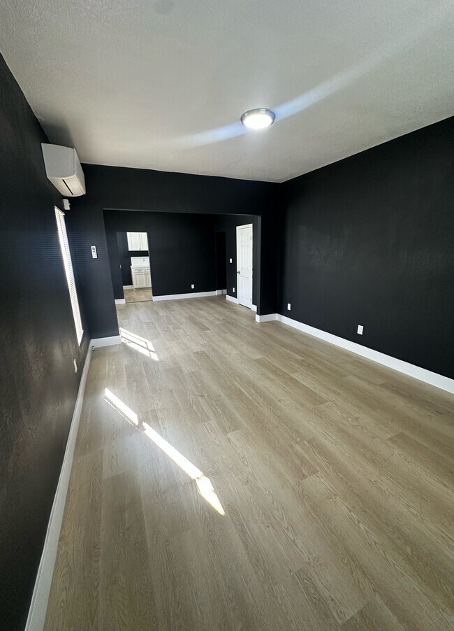 Building Photo - 248 E 54th, Los Angeles