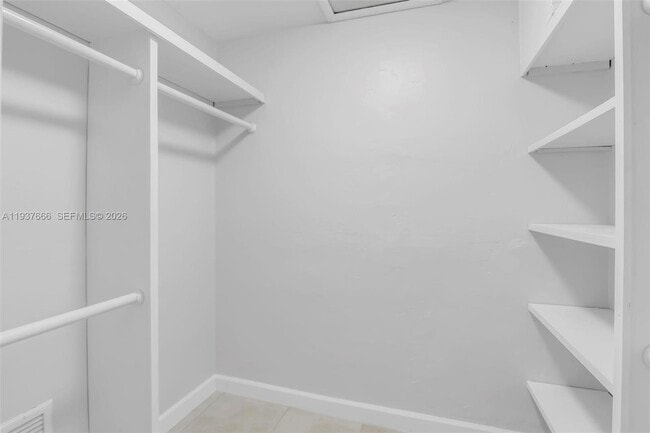 Building Photo - 812 Holly Ln