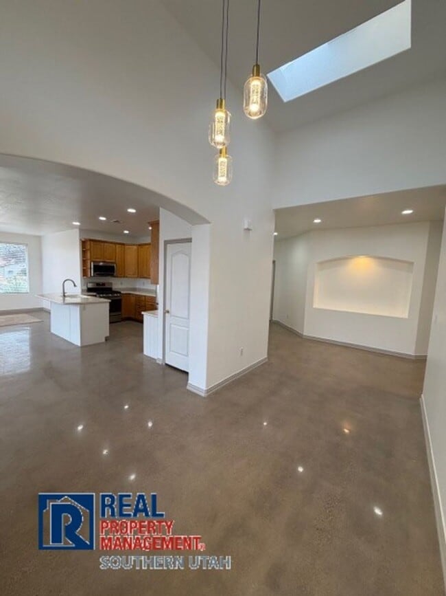 Building Photo - 4 Bedroom home on Oasis Dr