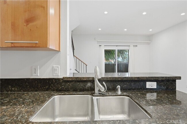 Building Photo - 1554 N Hobart Blvd