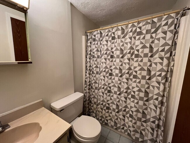 Building Photo - Multi Level One Bedroom Condo Near Blue Ba...